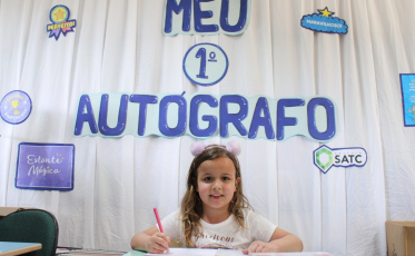 Alunos do Colégio Satc autografam livros de autoria própria na Jornada Literária 