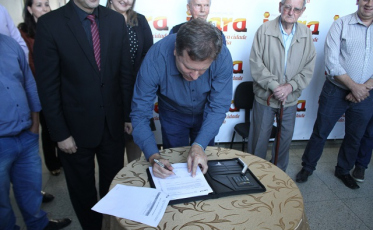 Assinatura de contrato oficializa novo Paço Municipal para Içara