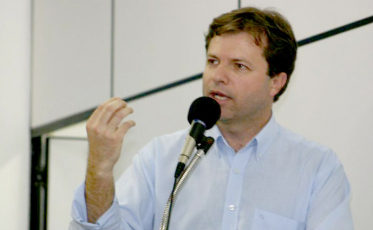 Prefeitos do PMDB querem Eduardo Pinho Moreira no governo