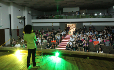 Arte & Letras 2022: Alunos apresentam poemas e participam de lançamento de livro 