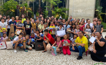 Magia e entrega de presentes marcam a Campanha Natal Solidário em Criciúma