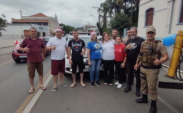LEO Clube distribui presentes, doces e alegria pelas ruas de Cocal do Sul 