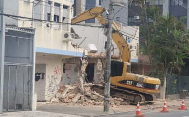 Prédio da antiga sede da Celesc é demolido em Criciúma