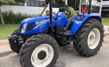Içara recebe mais um trator agrícola New Holland