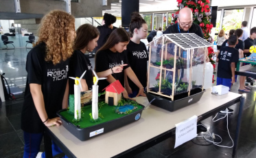 Ideias, tecnologia e solução de problemas marcam a Feira de Robótica das escolas municipais de Criciúma