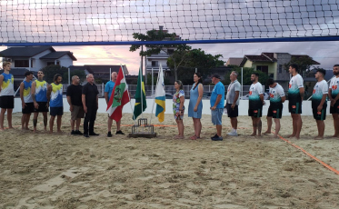 Segundas e quartas-feiras têm campeonato de vôlei na Praça da Terceira Idade