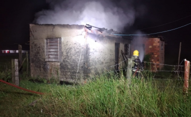 Residência abandonada pega fogo em Araranguá
