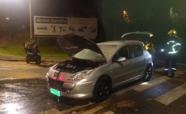 Veículo tem princípio de incêndio no bairro Vila Zuleima