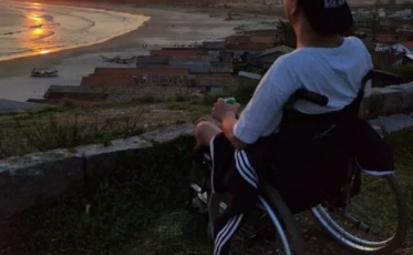 Ação beneficente visa contribuir com jovem que possui distrofia muscular