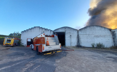 Sangão: Corpo de Bombeiros combate incêndio em quatro pavilhões