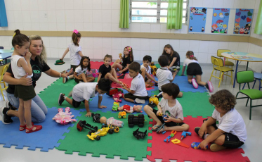 Brincadeiras, princesas e o reencontro com amigos na volta às aulas do Colégio Satc