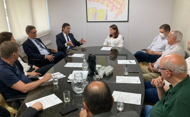 Pautas da classe médica são levadas à secretária Carmen Zanotto 