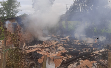 Incêndio destrói residência em São João do Sul