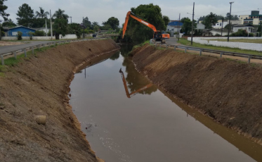Criciúma: Rio Sangão passa por desassoreamento no bairro Vila Francesa