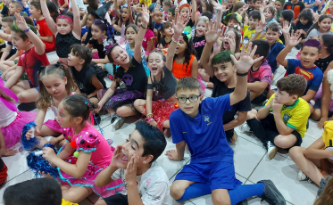 Música, fantasias e brincadeiras no Carnaval do Colégio Satc