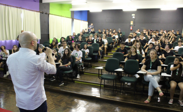 Estudantes do Colégio Satc participam de discussão sobre liderança jovem 