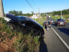Criciúma: Carro bate em poste na Rodovia João Cirimbelli