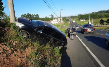 Criciúma: Carro bate em poste na Rodovia João Cirimbelli