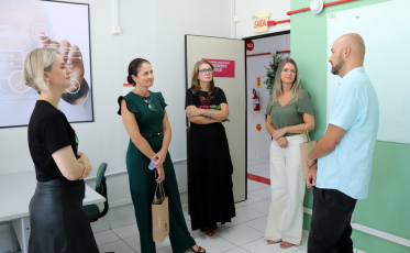 Coordenadora da Escola do Legislativo de Santa Catarina visita a Unesc