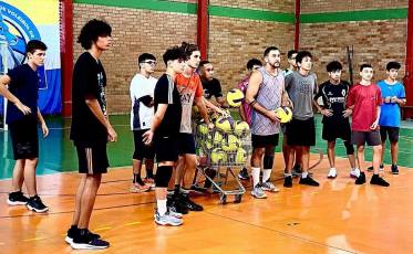 Atletas da FME de Criciúma participam de acampamento de voleibol