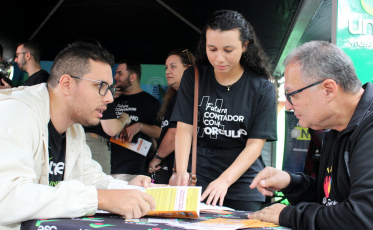 Acadêmicos da Unesc levam orientações à população por meio do Imposto de Renda na Praça