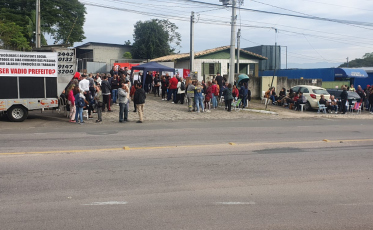 Criciúma: em nova paralisação, servidores públicos se concentram no pátio de máquinas