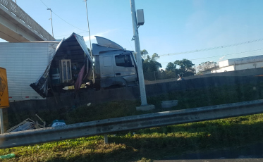 Dois acidentes envolvendo quatro caminhões são registrados na BR-101 em Maracajá