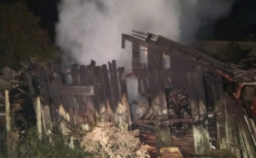 Incêndio deixa galpão destruído em Tubarão