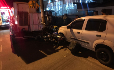 Motociclista colide contra veículo estacionado e é conduzido ao hospital