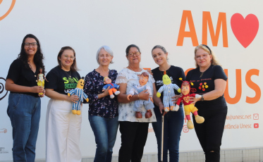 Colecionadora que recupera e restaura bonecos raros do lixão doa parte do acervo à Unesc