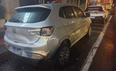 Motorista causa acidente de trânsito e foge do local no Centro de Criciúma