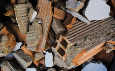 Prefeitura de Criciúma executa demolição da Associação de Moradores do bairro São Sebastião