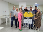 Vereadores sul-cocalenses entregam camiseta do Criciúma autografada para a Apae
