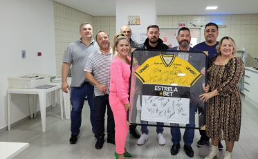Vereadores sul-cocalenses entregam camiseta do Criciúma autografada para a Apae