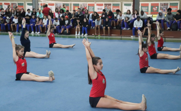 Estudantes de escola municipal de Criciúma tem contato com a ginástica rítmica