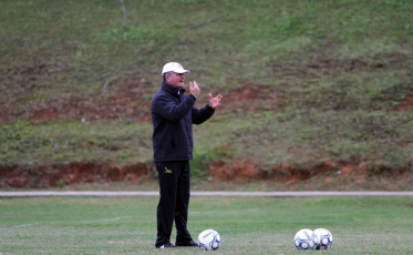 Mazola faz testes para montar a equipe