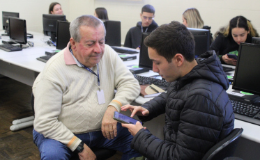 Alunos do Colégio Satc ministram oficina sobre redes sociais para a comunidade