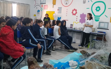 Projeto da Unesc leva conscientização sobre o lixo marinho a escolas da região 
