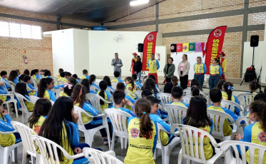 Alunos de Morro da Fumaça aprendem sobre cuidados na água no Projeto Golfinho