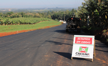 Prefeitura de Criciúma inicia colocação de capa asfáltica na Rua José Giassi