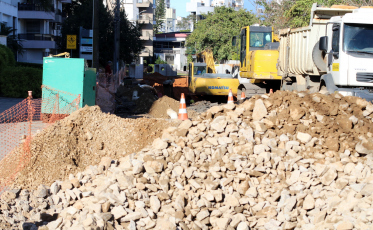 Obras de macrodrenagem alteram trânsito na Rua Vidal Ramos