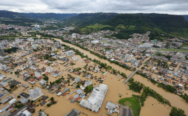 Bolsonaro, Jorginho Mello e Júlia Zanatta sobrevoam cidades atingidas por enchente em SC