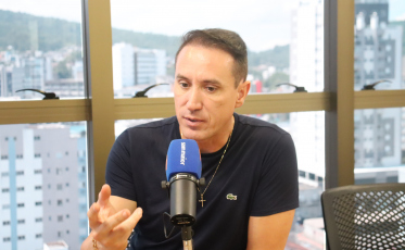 Da igreja para as redes sociais: Padre Antônio Vander cativa fiéis em Içara