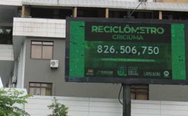 Telões informam volume de lixo reciclado em Criciúma