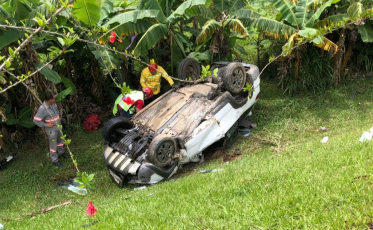 Idoso fica ferido ao bater o carro em poste e capotar em Cocal do Sul