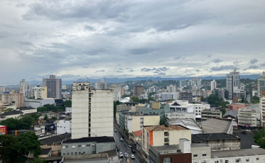 Terça-feira será de tempo fechado e chuva fraca ao longo do dia (ÁUDIO)