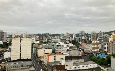 Tempo nublado e chuvoso prossegue nesta terça-feira em Criciúma e região (ÁUDIO)