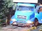Motorista de caminhão cai em rio ao perceber rompimento em ponte interditada
