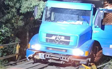 Motorista de caminhão cai em rio ao perceber rompimento em ponte interditada