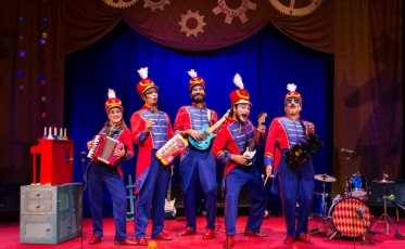 Orquestra de Brinquedos se apresenta no Circuito Infâncias de Música do Sesc